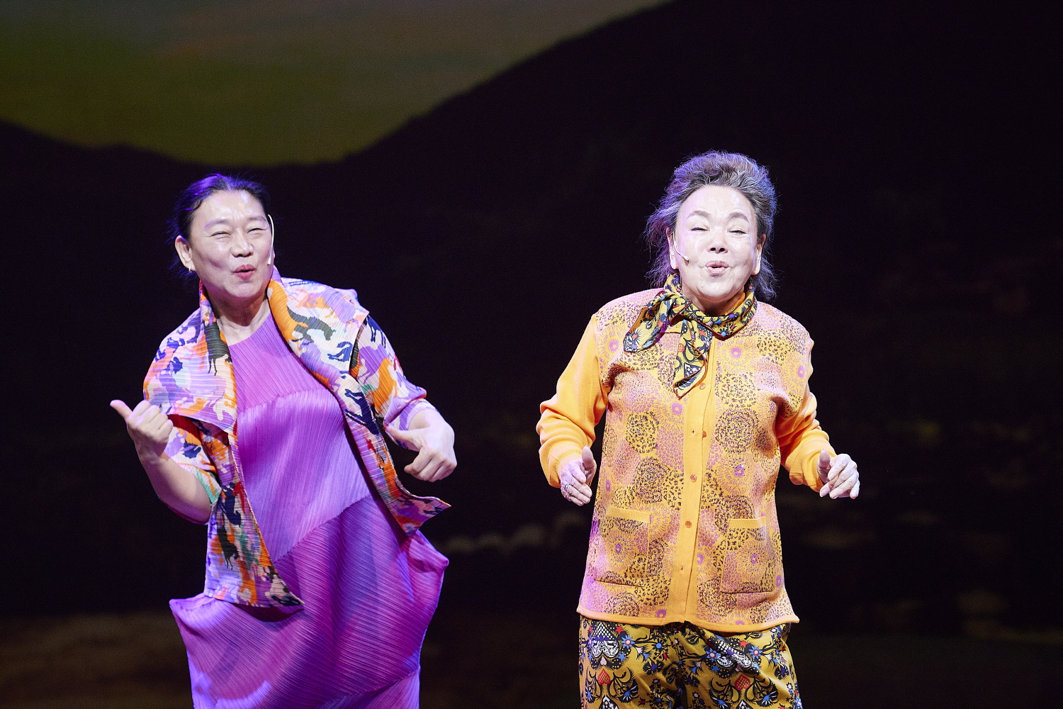 뮤지컬 ‘친정엄마’에서 엄마 역할을 14년째 이어 오고 있는 김수미(오른쪽)는 “자식을 낳은 엄마가 특히 더 공감할 수 있는 공연”이라고 소개했다.  수키컴퍼니 제공