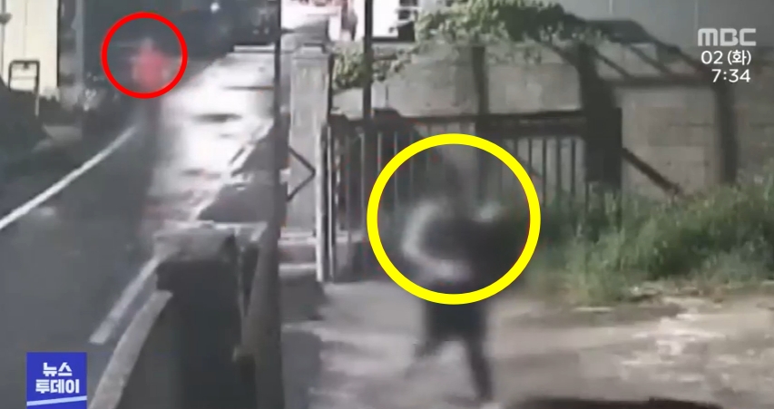 지난 4월 28일 전남 진도군의 한 마을에서 술 취한 남성이 편의점을 다녀오던 이주민 여성을 뒤쫓아가고 있다. MBC ‘뉴스데스크’ 화면 캡처