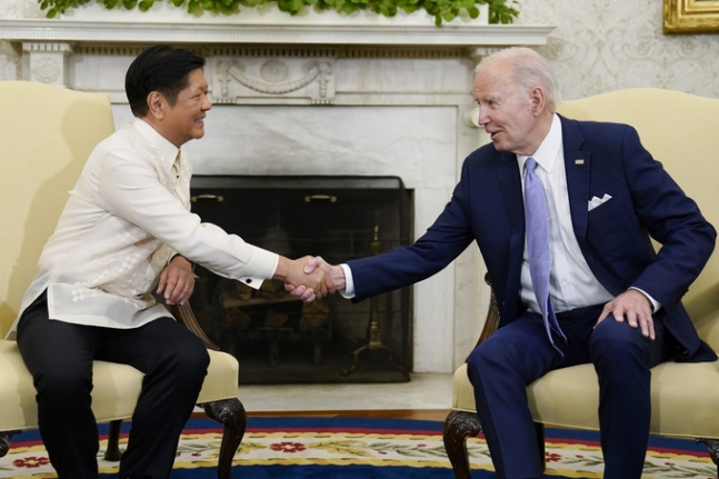 조 바이든(오른쪽) 미국 대통령과 페르디난드 마르코스 주니어 필리핀 대통령이 1일(현지시간) 워싱턴DC 백악관 오벌오피스에서 회담을 위해 악수를 나누고 있다. 워싱턴 AP 연합뉴스