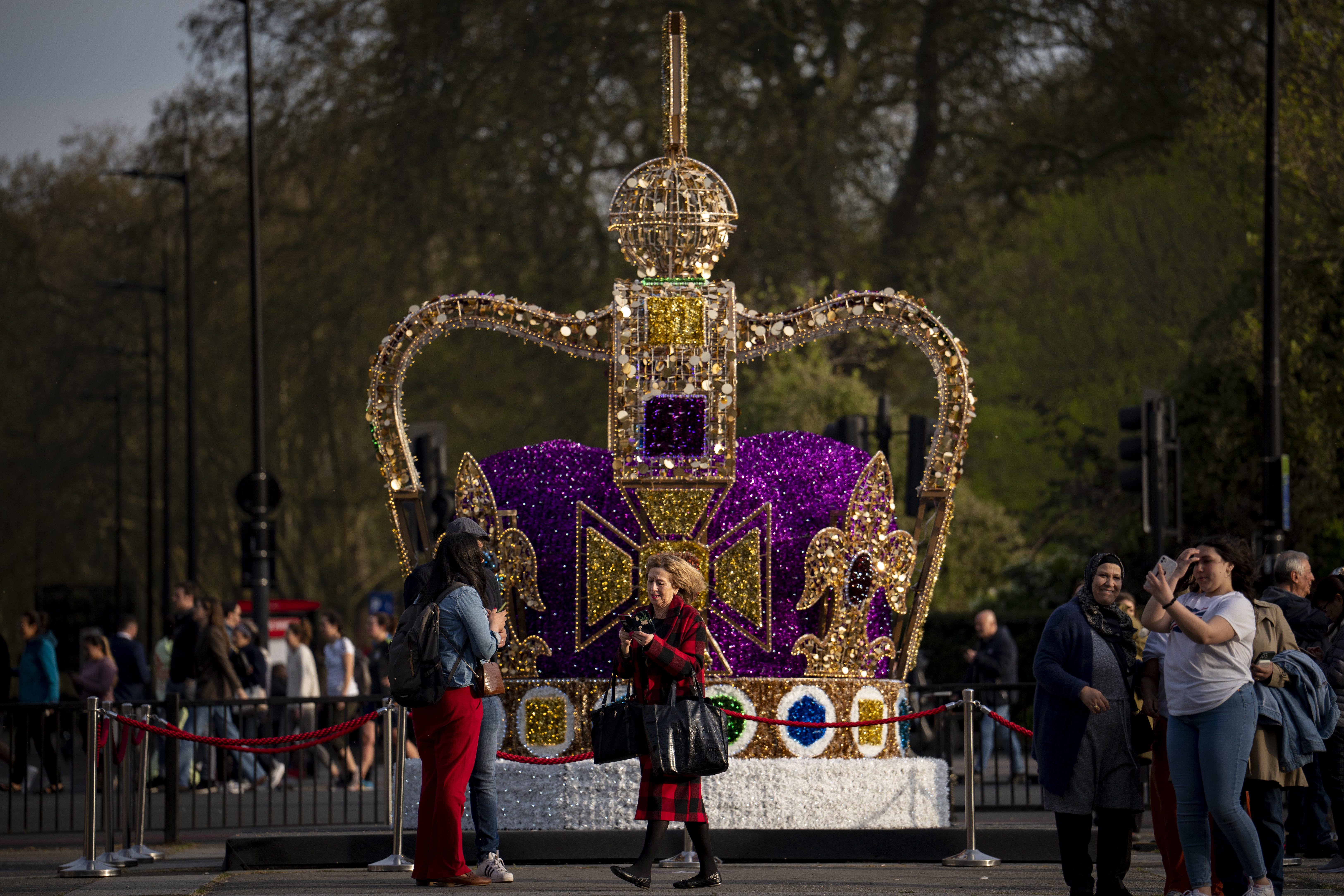 3일(현지시간) 영국 런던 중심부에 세인트 에드워드 왕관을 묘사한 설치미술이 전시돼 있다. 런던 AP 연합뉴스