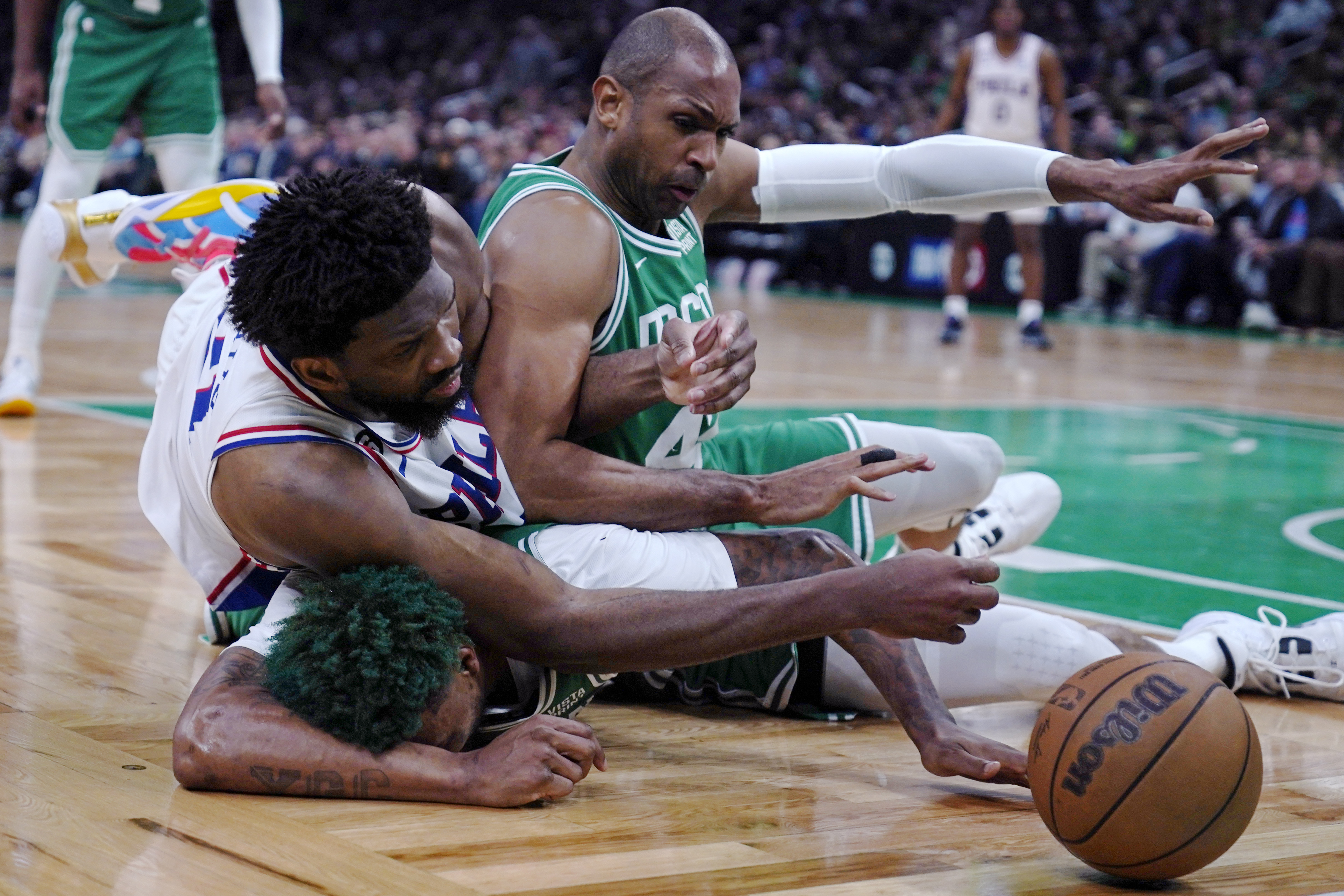 필라델피아 세븐티식서스의 조엘 엠비드가 4일(한국시간) 보스턴 셀틱스와의 NBA 플레이오프 2라운드 2차전에서 다른 선수들과 뒤엉켜 공을 쫓고 있다. AP  연합뉴스