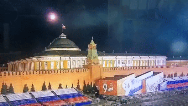 3일(현지시간) 러시아 모스크바 크렘린궁 건물 돔 지붕 위에서 불꽃과 연기가 터지고 있다. 크렘린궁은 인라 우크라이나 드론 2대가 블라디미르 푸틴 대통령을 암살하려 했다고 주장했다. 2023.4.3 붉은광장 폐쇄회로(CC)TV