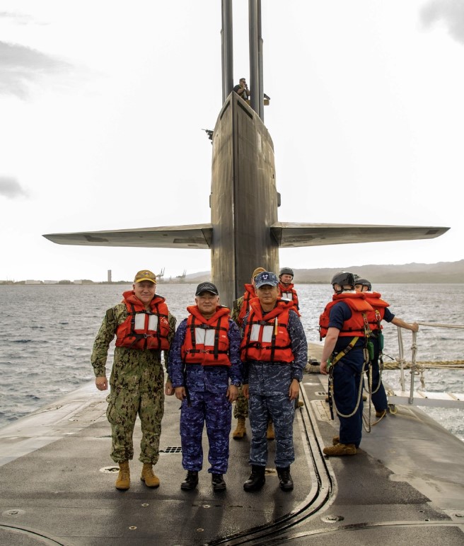 지난달 18일 미국 괌 미군 기지를 방문한 한국 해군 잠수함사령관 이수열(왼쪽부터) 소장과 일본 해상자위대 잠수함함대사령관 다와라 다테키 중장, 미 7잠수함전단장 릭 시프 준장이 전략핵잠수함(SSBN) ‘메인함’에 승함해 기념사진을 찍고 있는 모습. 괌 연합뉴스