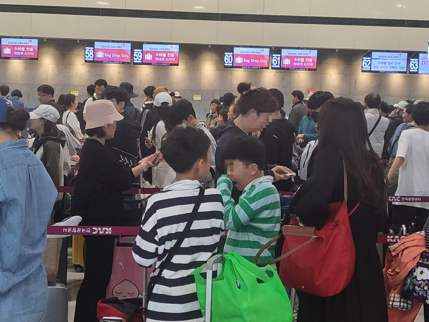 5일 제주국제공항 아시아나항공 발권카운터에는 수하물을 맡기려는 승객들이  긴 줄을 서고 기다리고 있다. 제주 강동삼 기자