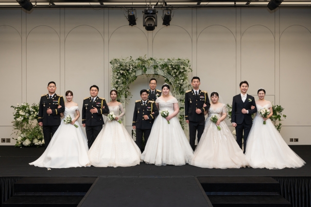 일곱 아들이 축하한 결혼식…20년만에 프로포즈 '성공' | 서울신문