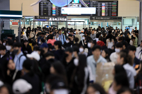 5일 오후 제주국제공항 출발층이 탑승을 기다리는 승객들로 크게 붐비고 있다. 2023.5.5 연합뉴스