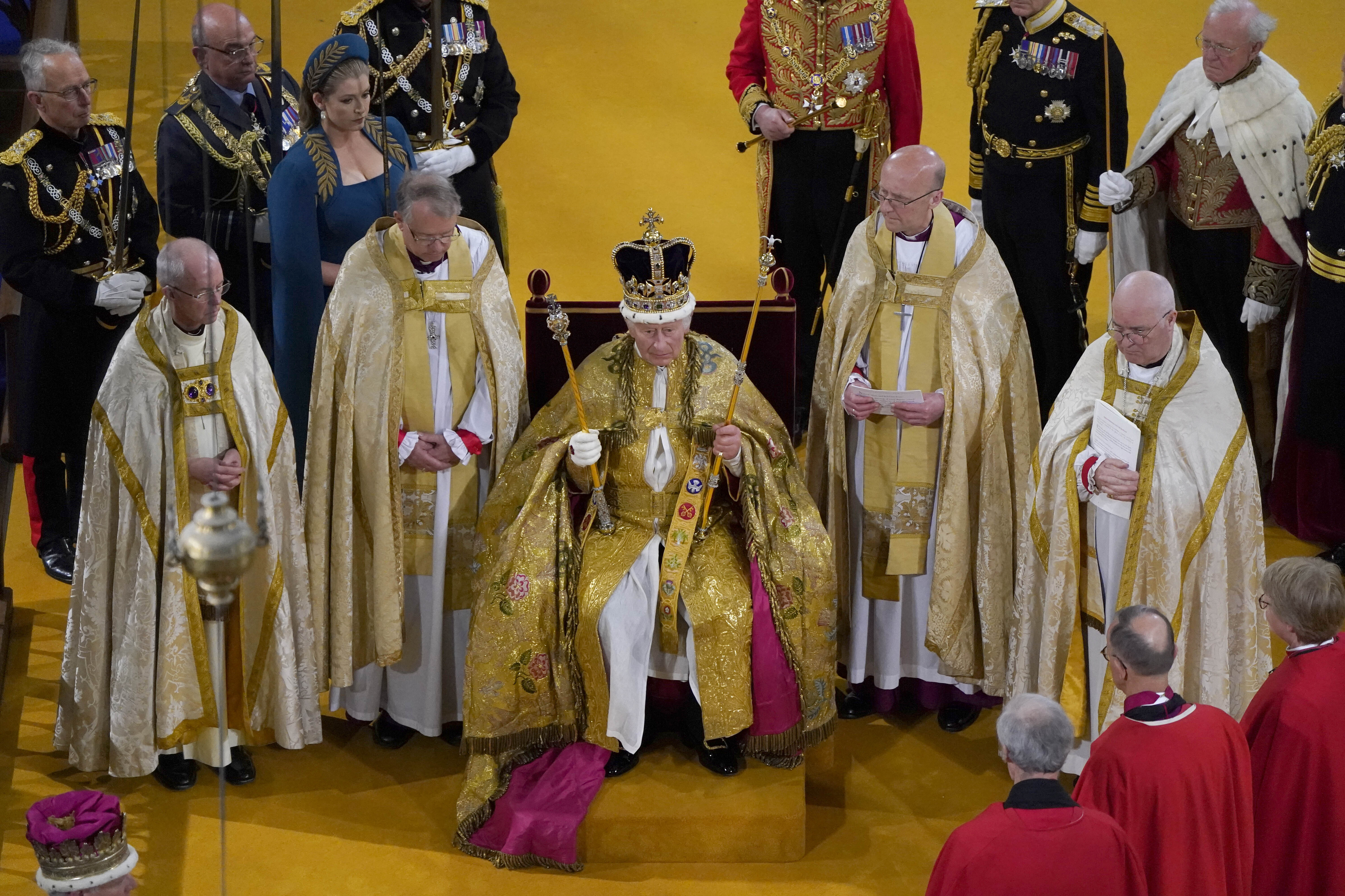 찰스 3세 영국 국왕은 6일(현지시간) 런던 웨스트민스터 사원에서 거행된 자신의 대관식에서 “하나님의 이름으로, 그의 본보기로서 나는 섬김받지 않고 섬길 것”이라고 말했다. AP연합뉴스