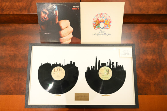 지난달 미국을 국빈 방문한 윤석열 대통령 부부가 블링컨 미 국무장관으로부터 받은 선물을 대통령실이 6일 공개했다. 사진은 지난달 26일(현지시간) 국빈만찬 전 앤서니 블링컨 미 국무장관이 선물한 레코드판 조각 액자. 2023.5.6. 대통령실 제공