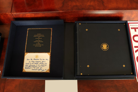 지난달 미국을 국빈 방문한 윤석열 대통령 부부가 바이든 대통령 내외 등으로부터 받은 선물을 대통령실이 6일 공개했다. 사진은 지난달 27일(현지시간) 영빈관인 블레어하우스에서 바이든 대통령이 선물한 국빈방문 기념 사진첩. 2023.5.6. 대통령실 제공