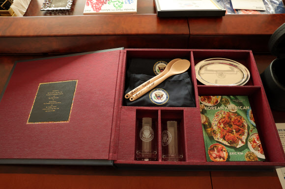 지난달 미국을 국빈 방문한 윤석열 대통령 부부가 바이든 대통령 내외 등으로부터 받은 선물을 대통령실이 6일 공개했다. 사진은 지난달 26일(현지시간) 국빈만찬 전 카멀라 해리스 부통령 부부가 선물한 주방용품 세트. 2023.5.6대. 통령실 제공
