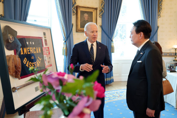 지난달 미국을 국빈 방문한 윤석열 대통령 부부가 바이든 대통령 내외 등으로부터 받은 선물을 대통령실이 6일 공개했다. 사진은 지난달 25일(현지시간) 친교 일정시 바이든 대통령이 선물한 빈티지 야구 물품 액자. 2023.5.6. 대통령실 제공