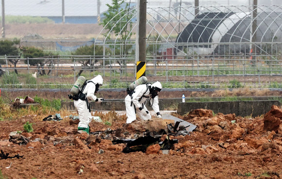 6일 주한미군 F-16 전투기 1대가 추락한 경기도 평택시 팽성읍 노와리의 한 농지에서 관계자들이 분주하게 움직이고 있다. 2023.5.6. 연합뉴스