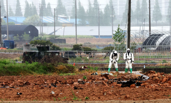 6일 주한미군 F-16 전투기 1대가 추락한 경기도 평택시 팽성읍 노와리의 한 농지에서 관계자들이 분주하게 움직이고 있다. 2023.5.6 연합뉴스