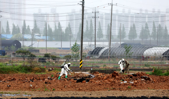 6일 주한미군 F-16 전투기 1대가 추락한 경기도 평택시 팽성읍 노와리의 한 농지에서 관계자들이 분주하게 움직이고 있다. 2023.5.6 연합뉴스