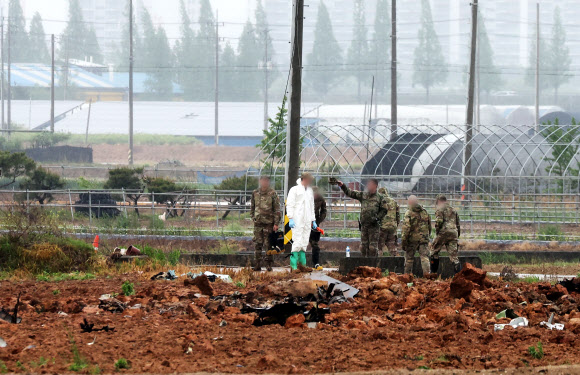 6일 주한미군 F-16 전투기 1대가 추락한 경기도 평택시 팽성읍 노와리의 한 농지에서 관계자들이 분주하게 움직이고 있다. 2023.5.6. 연합뉴스