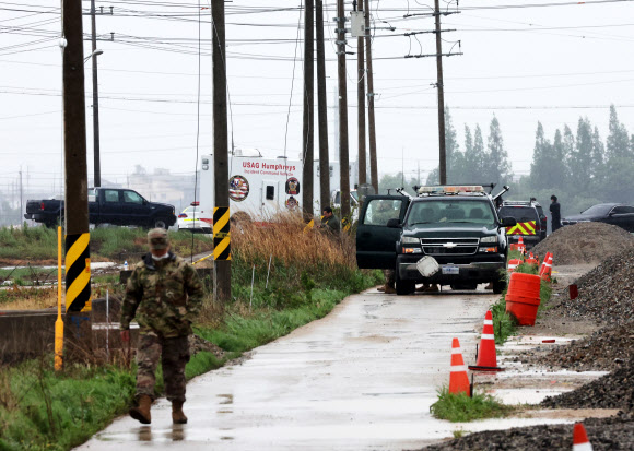 6일 주한미군 F-16 전투기 1대가 추락한 경기도 평택시 팽성읍 노와리의 한 농지에서 관계자들이 현장을 통제하고 있다. 2023.5.6 연합뉴스