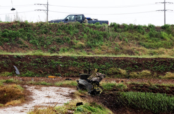 6일 주한미군 F-16 전투기 1대가 추락한 경기도 평택시 팽성읍 노와리의 한 농지에 잔해가 떨어져 있다. 2023.5.6 연합뉴스
