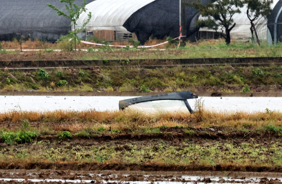 6일 주한미군 F-16 전투기 1대가 추락한 경기도 평택시 팽성읍 노와리의 한 농지에 잔해가 떨어져 있다. 2023.5.6 연합뉴스