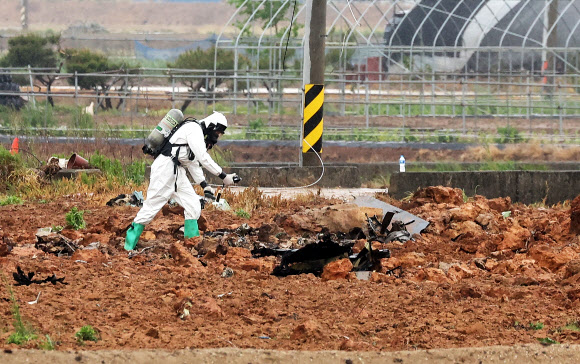 6일 주한미군 F-16 전투기 1대가 추락한 경기도 평택시 팽성읍 노와리의 한 농지에서 관계자들이 분주하게 움직이고 있다. 2023.5.6 연합뉴스
