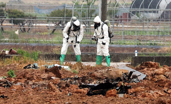 6일 주한미군 F-16 전투기 1대가 추락한 경기도 평택시 팽성읍 노와리의 한 농지에서 관계자들이 분주하게 움직이고 있다. 2023.5.6 연합뉴스