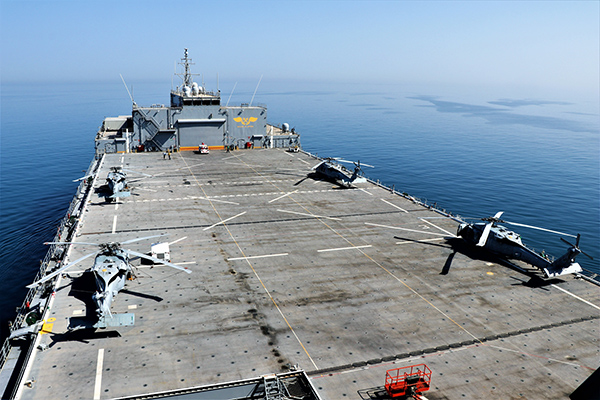 풀러함의 가장 큰 장점인 넓은 갑판. 대형 헬기 4기가 동시에 착륙할 수 있어 해병대의 신속한 병력 전개에 안성맞춤이다. 미 해군 제공