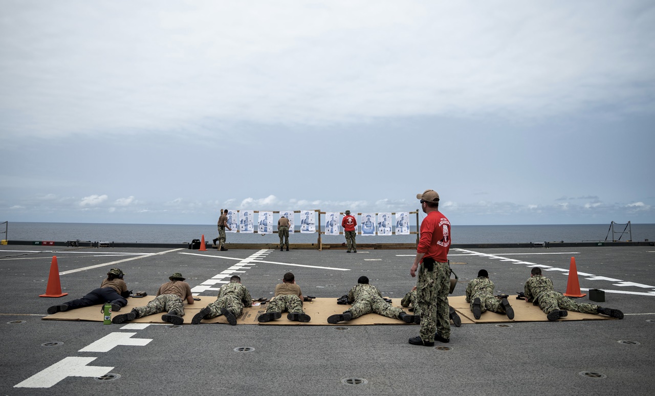해외 원정기지함(ESB)은 갑판이 워낙 넓다보니 승조원들이 사격훈련을 하기도 한다. 사진은 풀러함 자매함인 미겔 키스함에서 권총 사격연습을 하는 승조원들. 미 해군 제공