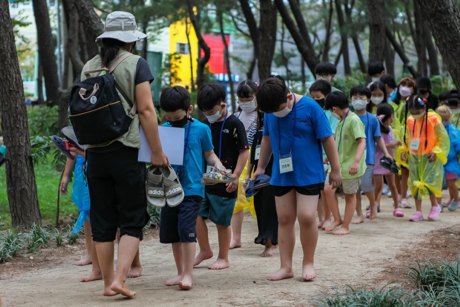 숲치유 프로그램에 참가한 아이들. 서울신문