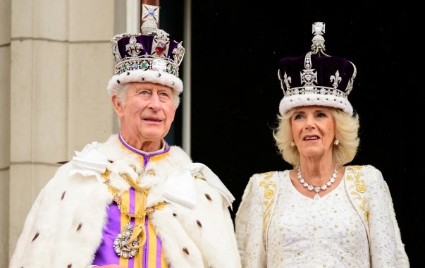 찰스 3세(왼쪽) 영국 국왕과 카밀라 왕비가 6일(현지시간) 런던 웨스트민스터 사원에서 대관식을 마치고 버킹엄 궁으로 돌아와 발코니서 군중을 바라 보고 있다. 런던 로이터 뉴스1