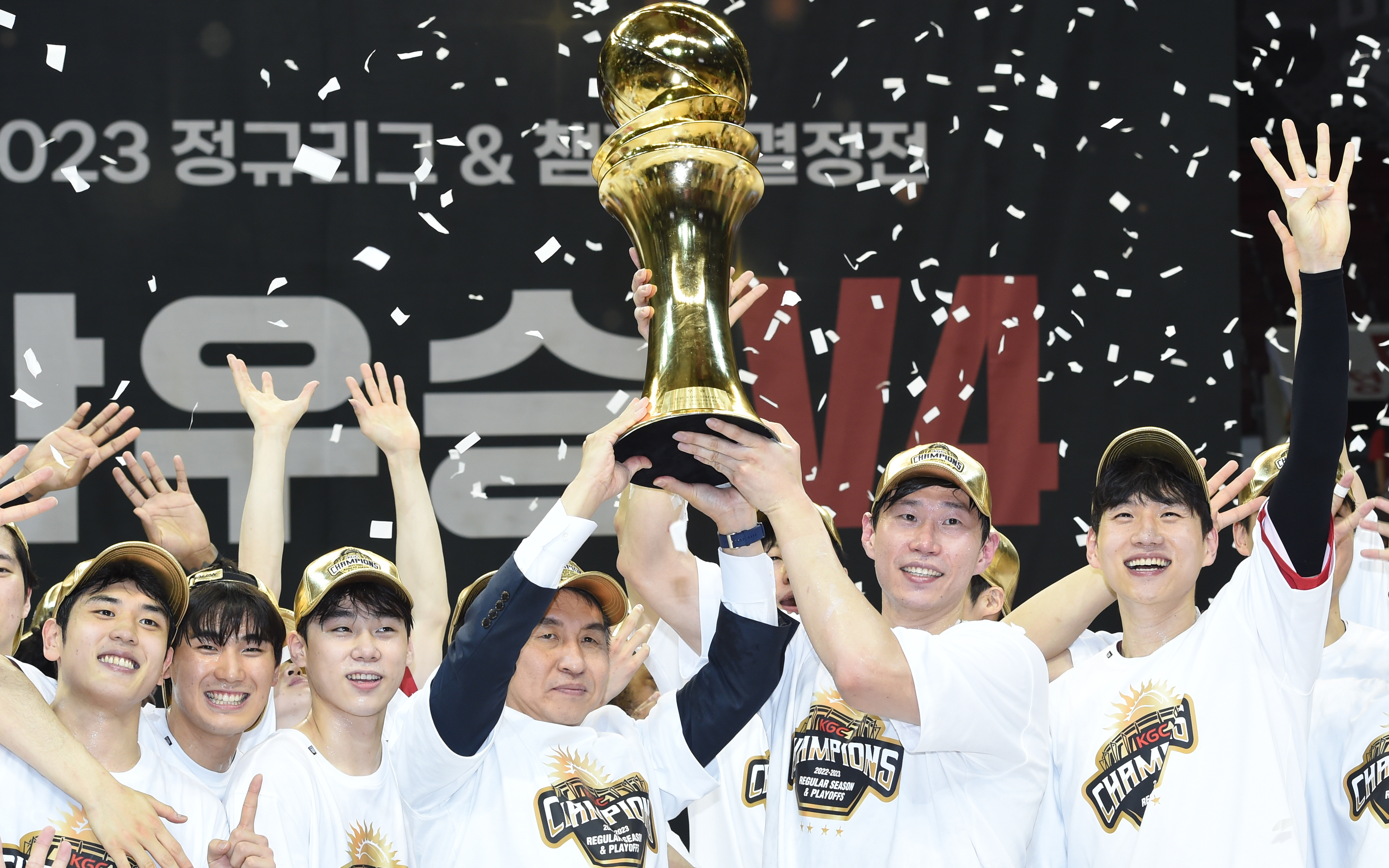 2022~23시즌 프로농구 통합 우승을 달성한 안양 KGC 김상식 감독과 PO MVP 오세근. KBL 제공