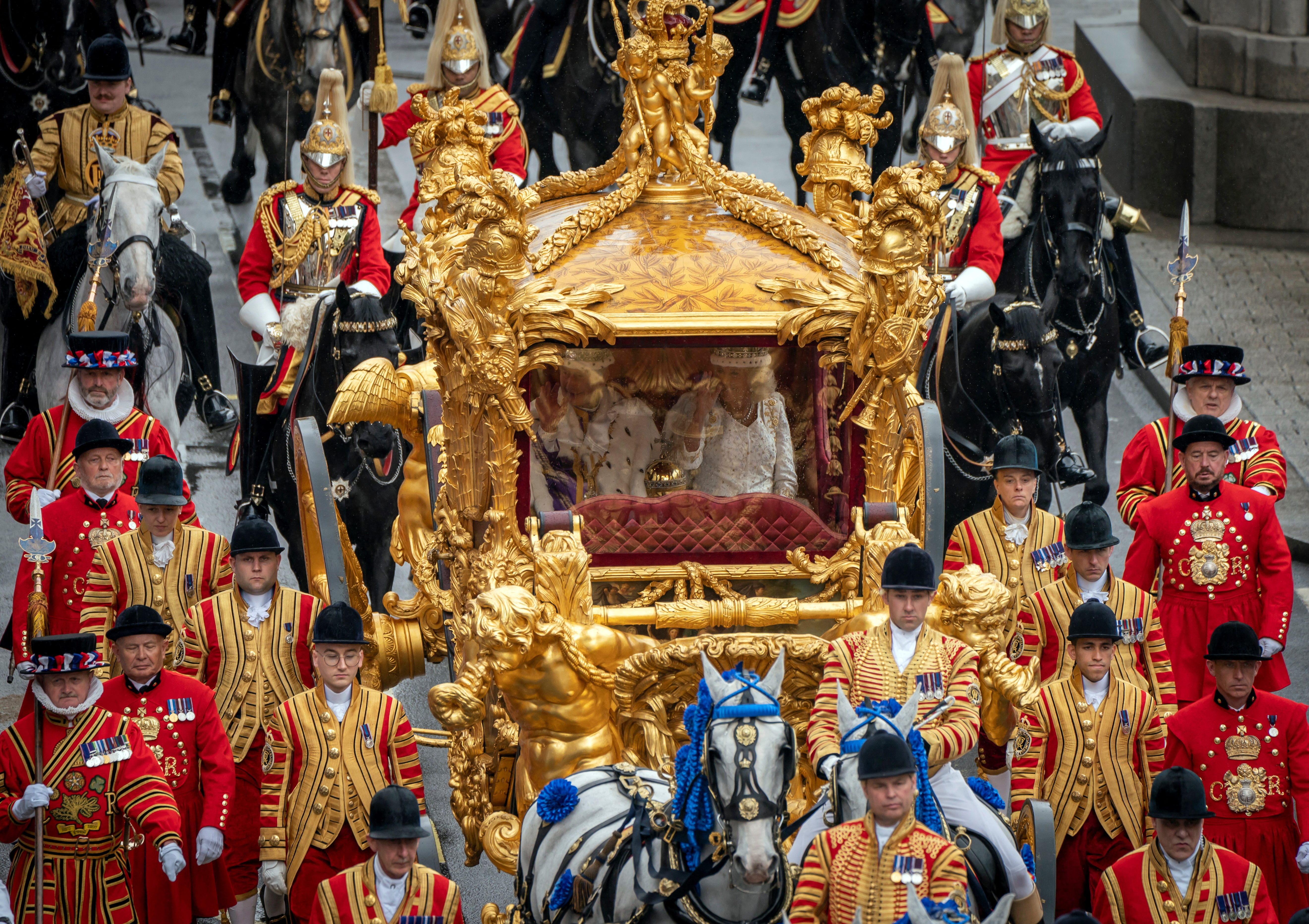 6일(현지시간) 찰스 3세 영국 국왕과 카밀라 여왕이 대관식을 마친 뒤 황금 마차 ‘골드 스테이트 코치’를 타고 런던 화이트홀 거리를 따라 버킹엄 궁전으로 돌아가고 있다. 2023.5.6 런던 로이터 연합뉴스