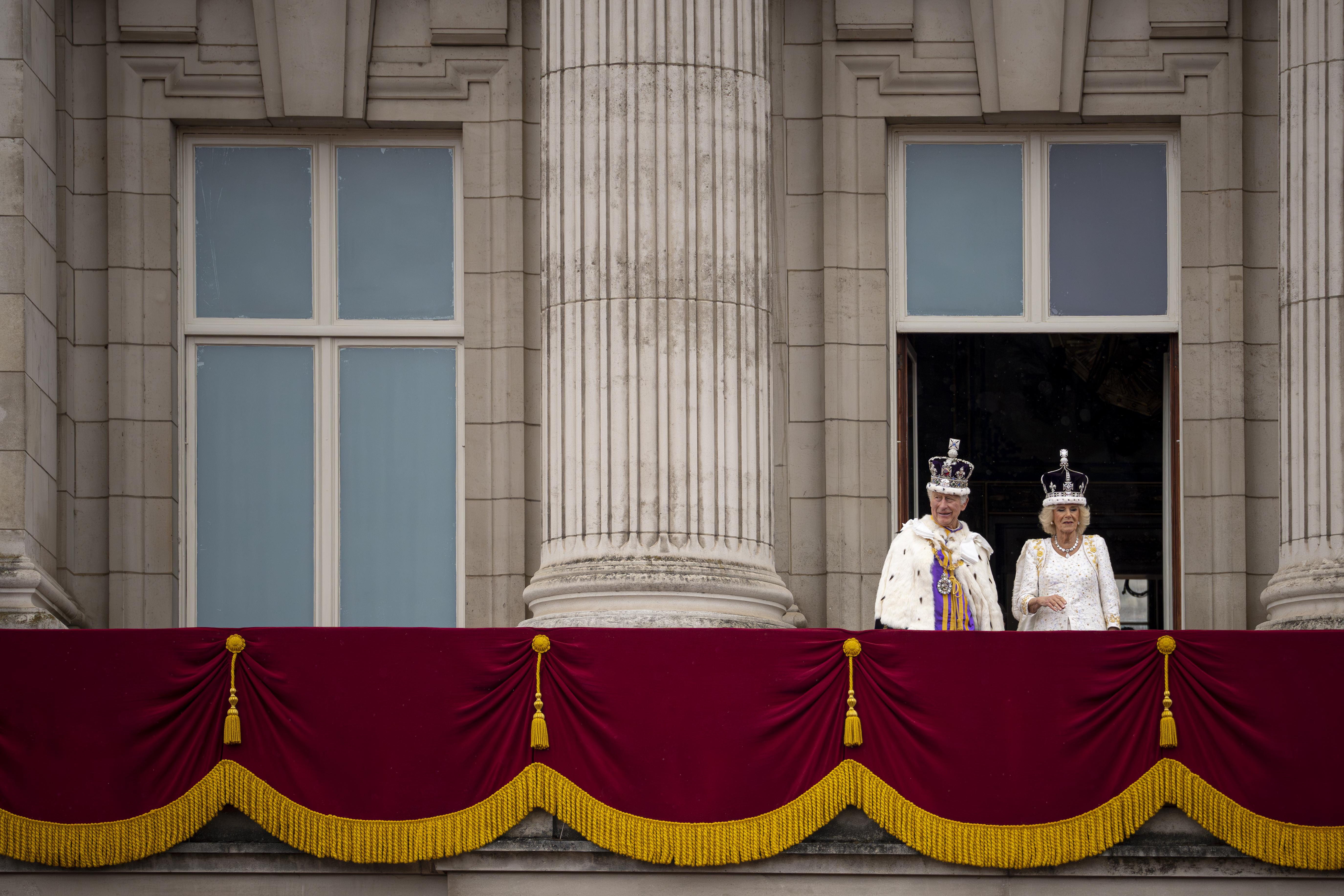 6일(현지시간) 찰스 3세 영국 국왕과 카밀라 여왕이 런던 버킹엄궁 발코니에 서 있다. 2023.5.6 런던 AP 연합뉴스