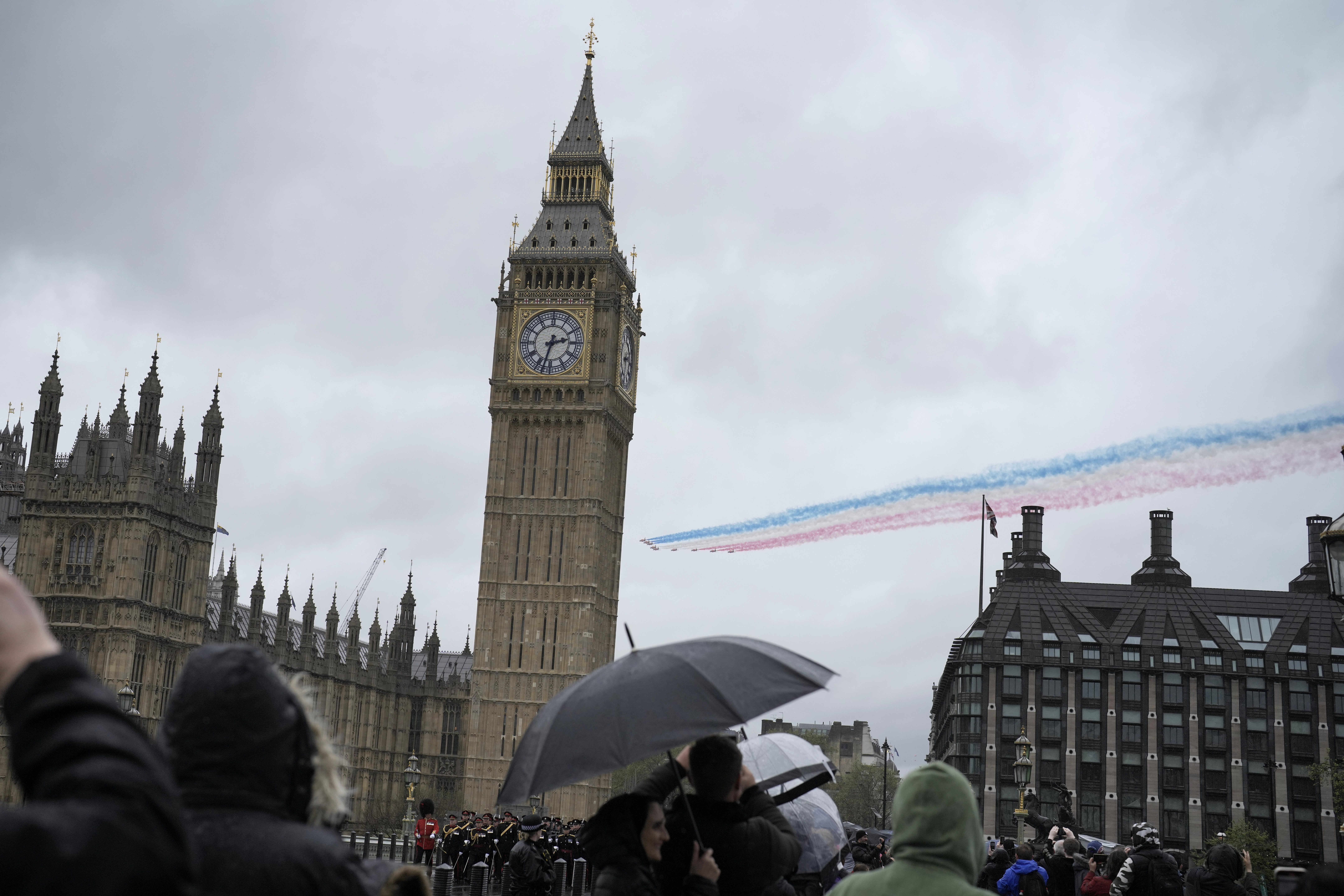 6일(현지시간) 런던 상공에 찰스 3세 영국 국왕 대관식을 기념하는 공군 에어쇼가 펼쳐지고 있다. 2023.5.6 런던 AP 연합뉴스