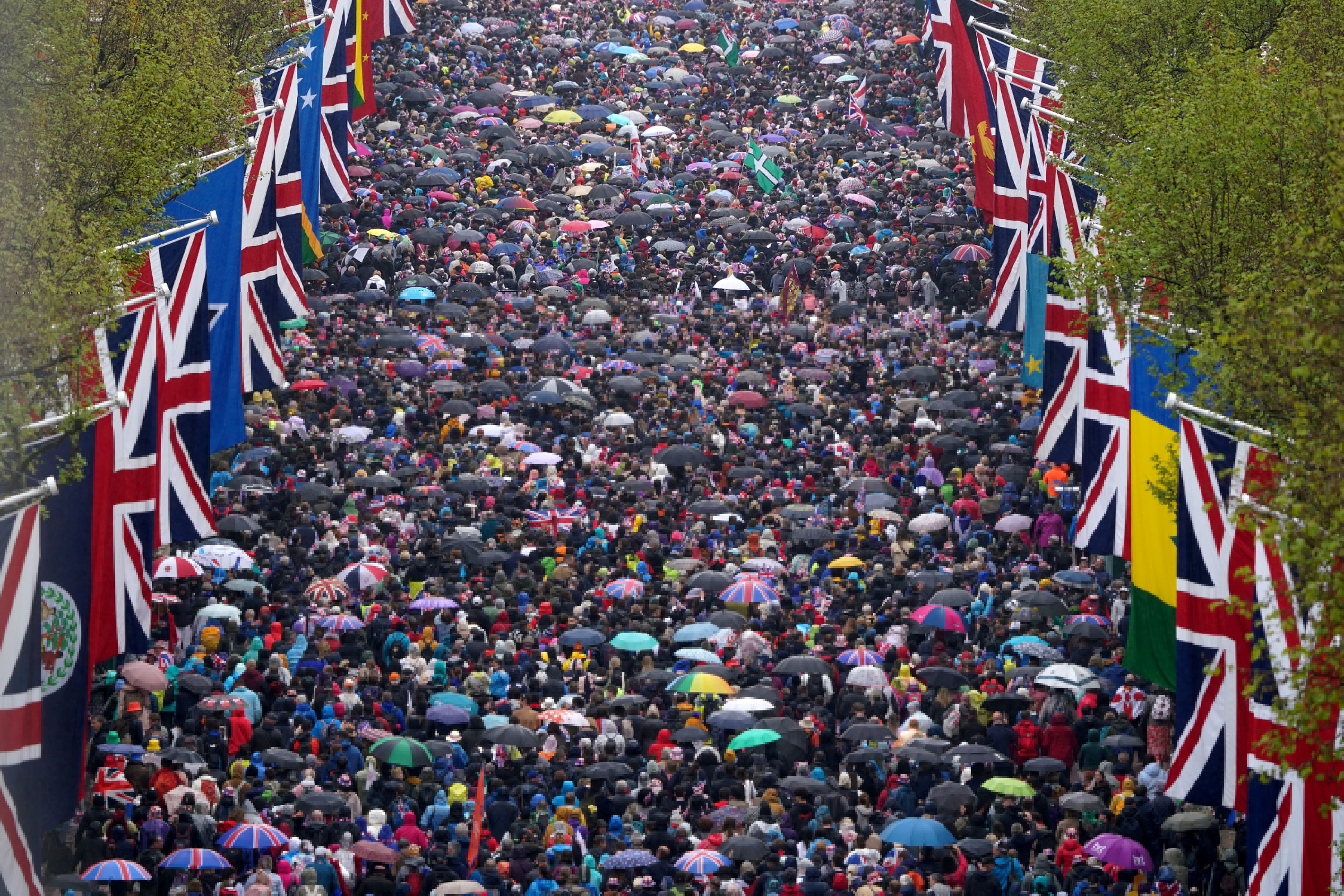 찰스 3세 영국 국왕의 대관식이 열린 6일(현지시간) 런던 거리에 축하 행사를 보기 위한 인파가 모여있다. 2023.5.6 런던 로이터 연합뉴스