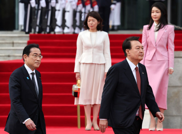 윤석열 대통령과 한국을 찾은 기시다 후미오 일본 총리가 7일 서울 용산 대통령실에서 열린 공식 환영식에서 의장대를 사열하고 있다.  2023.5.7 연합뉴스