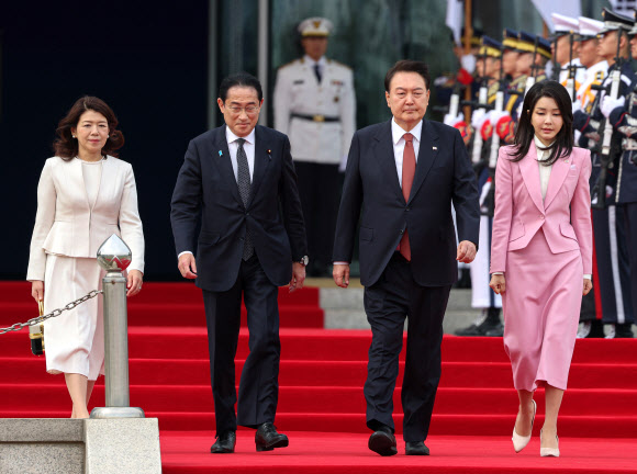 윤석열 대통령과 김건희 여사, 기시다 후미오 일본 총리와 유코 여사가 7일 서울 용산 대통령실에서 열린 공식 환영식에서 함께 연단으로 향하고 있다. 2023.5.7 연합뉴스