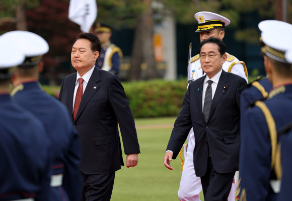 윤석열 대통령과 한국을 찾은 기시다 후미오 일본 총리가 7일 서울 용산 대통령실에서 열린 공식 환영식에서 의장대를 사열하고 있다.  2023.5.7 연합뉴스