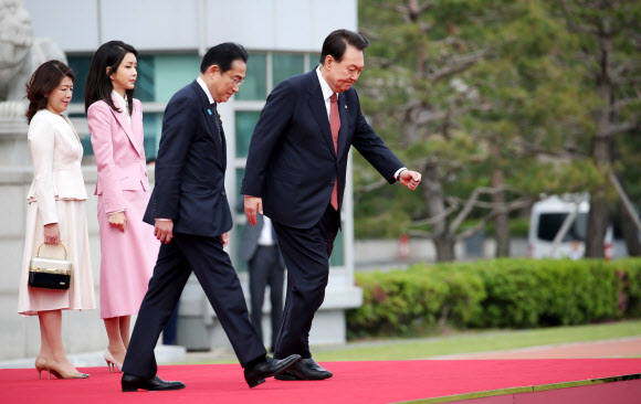 윤석열 대통령과 한국을 찾은 기시다 후미오 일본 총리가 7일 서울 용산 대통령실에서 열린 공식 환영식에서 의장대 사열을 위해 앞으로 나가고 있다.  2023.5.7 연합뉴스
