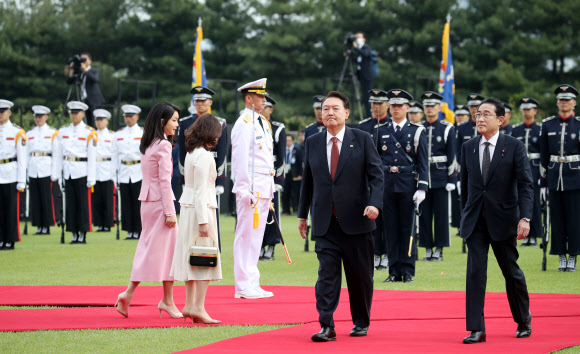 윤석열 대통령과 한국을 찾은 기시다 후미오 일본 총리가 7일 서울 용산 대통령실에서 열린 공식 환영식에서 의장대를 사열하고 있다.  2023.5.7 연합뉴스
