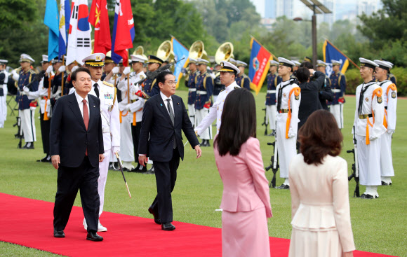 윤석열 대통령과 한국을 찾은 기시다 후미오 일본 총리가 7일 서울 용산 대통령실에서 열린 공식 환영식에서 의장대를 사열하고 있다.  2023.5.7 연합뉴스