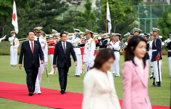 윤석열 대통령과 한국을 찾은 기시다 후미오 일본 총리가 7일 서울 용산 대통령실에서 열린 공식 환영식에서 의장대를 사열하고 있다.  2023.5.7 연합뉴스