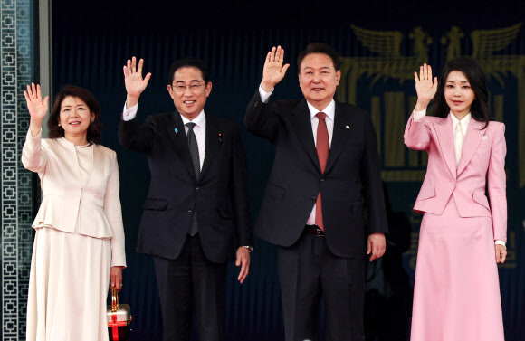 윤석열 대통령과 김건희 여사, 기시다 후미오 일본 총리와 유코 여사가 7일 서울 용산 대통령실에서 공식 환영식을 마친 뒤 함께 손 흔들어 인사하고 있다. 2023.5.7 연합뉴스