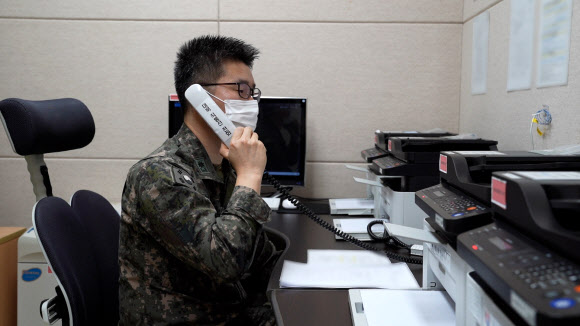북한이 한미연합훈련에 반발하며 일방적으로 단절했던 남북통신연락선이 복원된 4일 군 관계자가 남북 군 통신선 시험통화를 하고 있다. 2021.10.4 국방부 제공