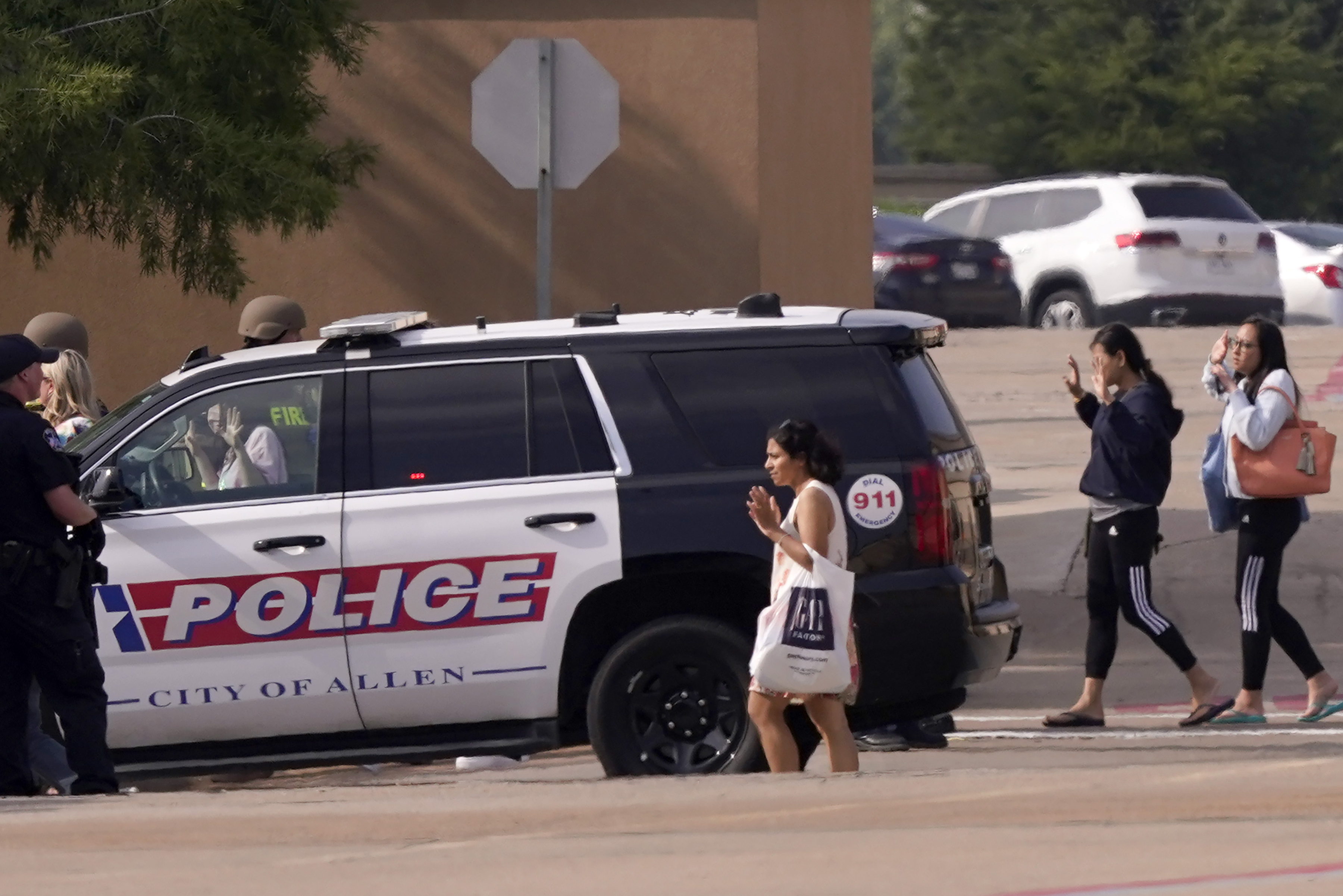 미국 텍사스주 댈러스 인근의 프리미엄 아웃렛에서 6일(현지시간) 총기난사 사건이 발생한 가운데 쇼핑객들이 대피하고 있다. AP 연합뉴스