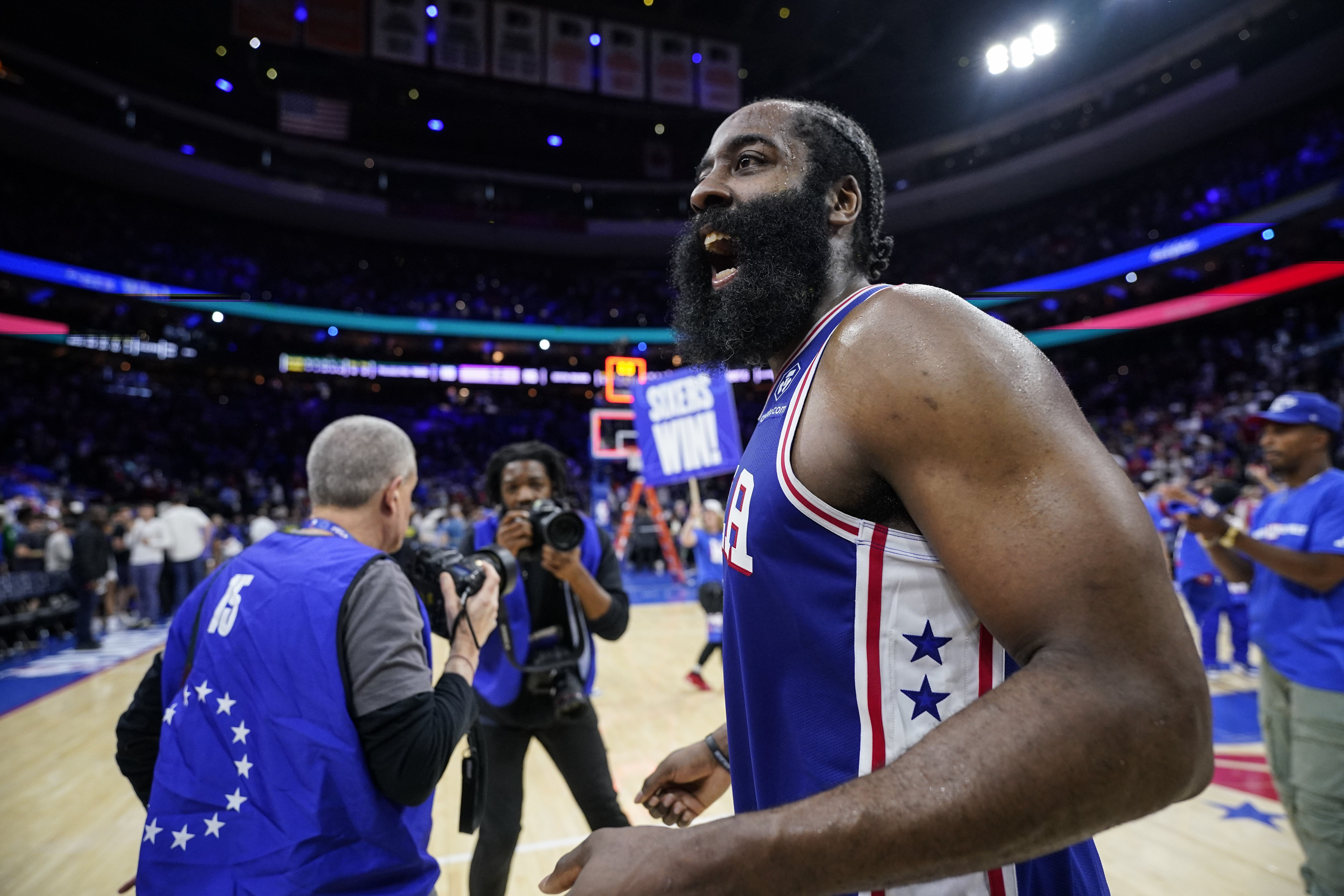 필라델피아 세븐티식서스의 제임스 하든이 8일(한국시간) NBA 동부 콘퍼런스 준결승 4차전을 승리로 이끈 뒤 기뻐하고 있다. AP 연합뉴스