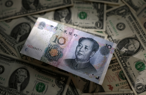 달러를 배경으로 중국 위안화가 놓여있다. 로이터 연합뉴스