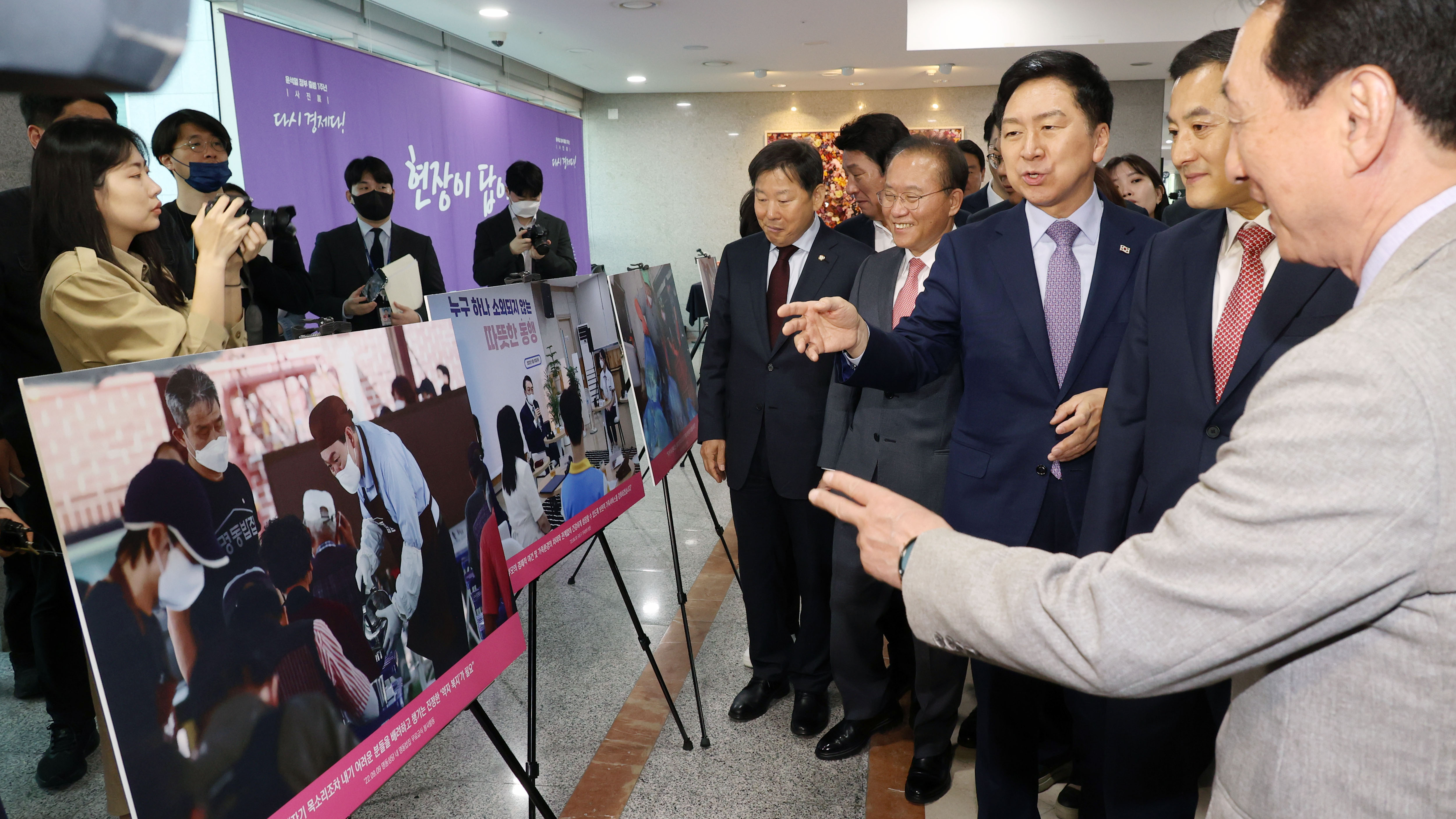 윤석열 정부 출범 1주년 사진전 관람하는 김기현 대표