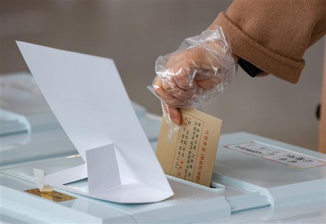 내일 총선이면 어느당에 투표?…32% '국민의힘', 30% '민주당' | 서울신문