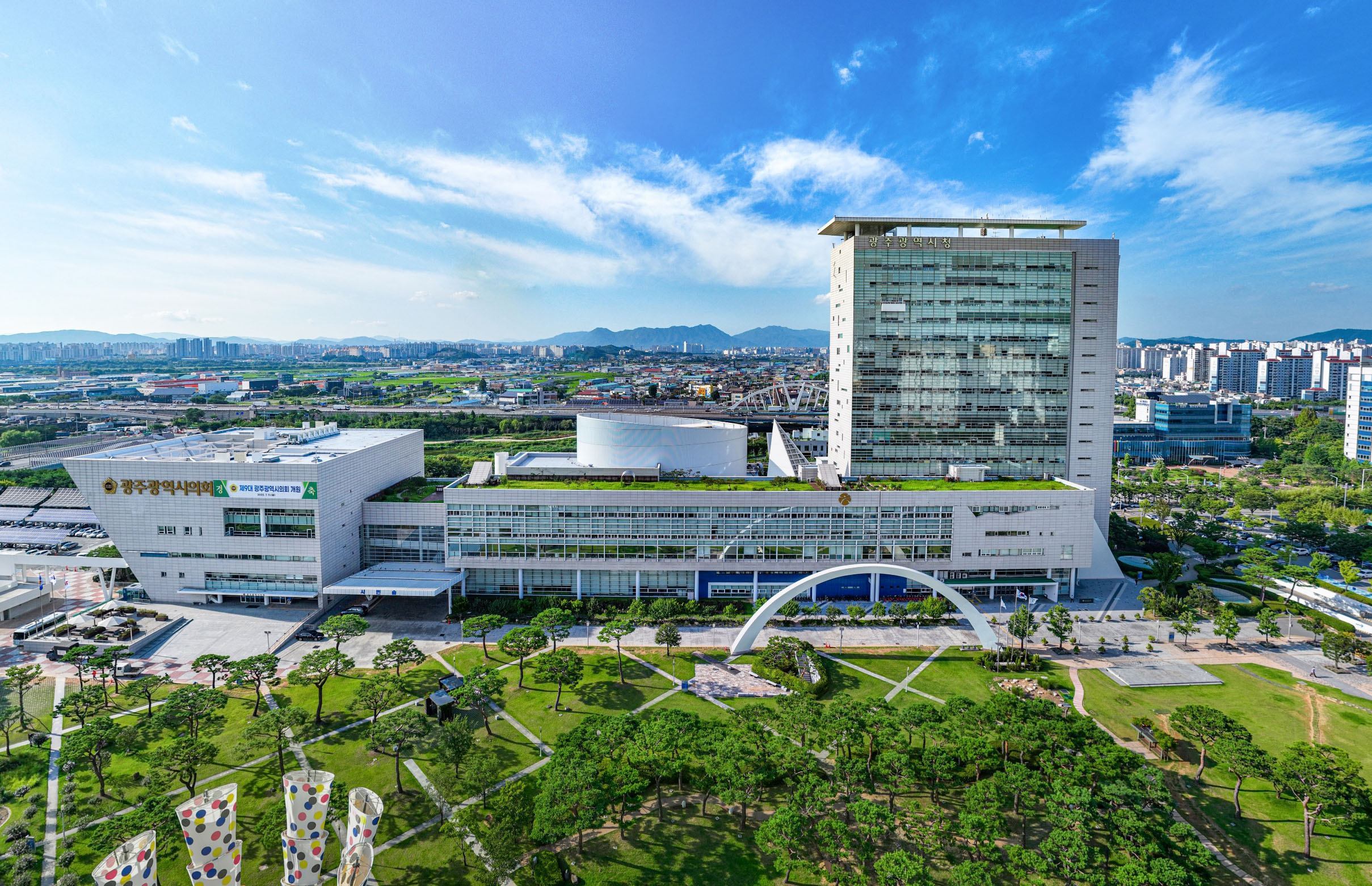 오는 21일 중외공원에서 열리는 ‘광주시민의날’ 행사는 비엔날레와 연계해 진행된다. 광주시청사 전경.