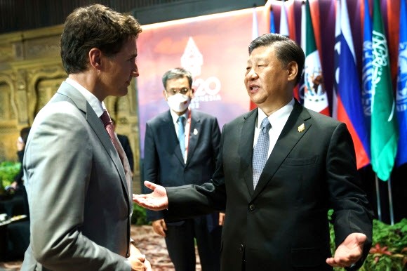 지난해 11월 인도네시아 발리에서 열린 G20 정상회의 마지막 날 연회에서 시진핑(오른쪽) 중국 국가주석과 쥐스탱 트뤼도 캐나다 총리가 언쟁을 벌이던 모습. 두 나라 간 불편한 관계를 상징적으로 보여준다. 서울신문 DB