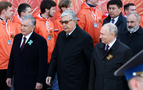블라디미르 푸틴(오른쪽) 러시아 대통령이 카심조마트 토카예프(가운데) 카자흐스탄 대통령, 샤브카트 미르지요예프(왼쪽) 우즈베키스탄 대통령 등과 함께 9일(현지시간) 열리는 전승절 열병식에 참석을 위해 모스크바 붉은광장에 도착하고 있다. 2022.5.9 스푸트니크 AFP 연합뉴스
